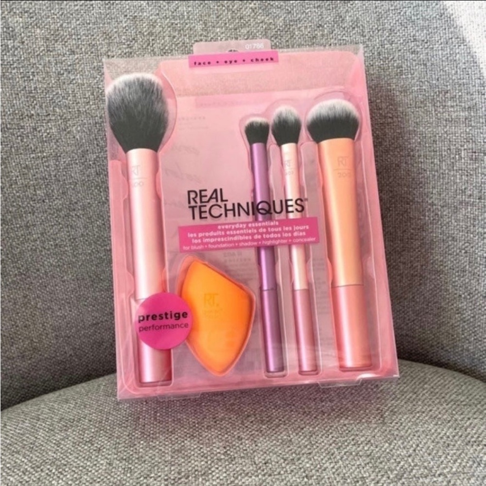 Real Techniques Everyday Essential Brush Set‎ Beauty Tools Pink Gift Set NEW BOX